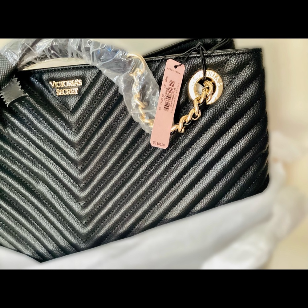 Victoria’s Secret shoulder bag, never use. 💁💕💁